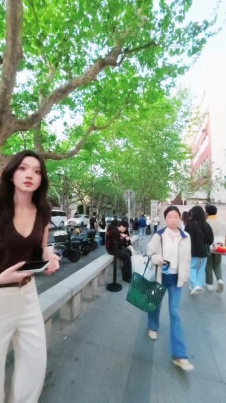 上海街拍 | 子菲 傍晚的梧桐树下,被播音系女孩的笑容治愈了🌿
播音主持专业的子菲,自带松弛又明媚的气质
焦糖色上衣配白裤,是自带阳光感的街头画报
原来播音主持专业的美,是藏在笑容里的大方与舒展
#时尚街拍美女 #创作者中心 #创作灵感 #夏日街拍ootd #街拍