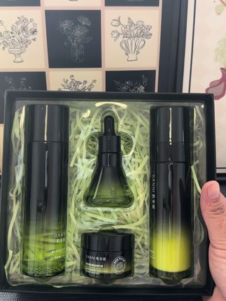 姐妹们,肌安妮黑松露臻颜抗皱愈龄水乳四件套来了!这套水乳主打的就是抗皱紧致,里面蕴含了黑松露提取物,可以改善面部细纹,紧致肌肤,锁住水分,滋润保湿,效果超棒。#肌安妮 #黑松露四件套 #护肤好物
