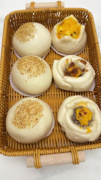 牛肉丸馒头,早餐轻松搞定,牛肉丸弹嫩,芝士浓郁,大人小孩都爱吃~快试试吧!
-----------
📝食材
面团:中筋面粉200g,冷水100g,酵母1.2g
馅料:牛肉丸5颗(提前煮熟),肉松,芝士适量
鸡蛋皮:鸡蛋两个去壳重110g,红薯粉10g,水18g,盐适量
-----------
👩🍳制作教程
1.牛肉丸提前解冻,鸡蛋加盐打散,加淀粉水搅拌均匀
2.锅小火加热,刷薄薄的油,倒入适量蛋液,摇晃均匀,熟了取出晾凉
3.倒入面粉酵母和冷水,搅成絮状,揉成基础面团,发酵到内部成蜂窝状
4.取出揉面排气,揉到切开无明显气孔,面团分割成均等小剂子,擀成圆皮,用刀切成五等份(中间不切断)
5.面皮中心放入牛肉丸,将切开的五片面皮依次捏合,形成花朵造型。
6.表面放肉松和芝士碎(如果不喜欢,可以用另一种包法,事先用红薯粉加水搅拌化开,面皮中心放肉松+牛肉丸,放上事先煎好的蛋皮,用户口包起来,收口捏紧)
7.馒头生坯发酵至1.5倍大(按压有回弹,或者拿起轻盈),表面撒亚麻籽粉点缀。
8.水开后上锅,中火蒸15分钟,关火焖3分钟,开盖瞬间
#馒头 #花样馒头 #牛肉丸馒头 #快手早餐