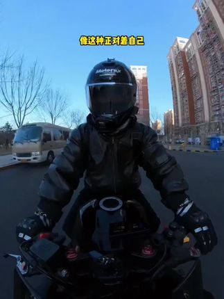 正对视角的拍摄机位用这个风挡支架就可以#拍摄机位 #摩托车拍摄