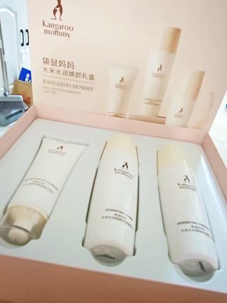 #🎉袋鼠妈妈大米水润焕颜礼盒来咯!💦萃取天然大米大华,补水力MAX💧,肌肤咕嘟咕嘟喝饱水~🥰上脸超温和,敏感肌也安心😌,素颜也能透亮发光✨!用过的宝子都说好,回购率爆表📈!偷偷告诉你,这条视频播放量破百啦🎊,快戳进来沾沾喜气👀! #袋鼠妈妈 #大米水润 #焕颜礼盒 #护肤好物