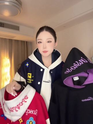 YONGYI美式撞色刺绣连帽卫衣隐藏口袋设计保暖男女宽松百搭外套#秋冬穿搭 #早秋卫衣推荐 #怎么穿都好看 #日常穿搭vlog #早秋穿搭三分钟出门不是梦