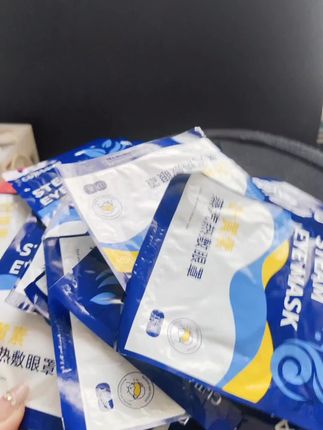 咱天天刷手机、敲电脑,眼睛哪能不疲劳!时间长了看东西都吃力,还对视力不好…这感觉太不舒服了。想不想给眼睛找点舒缓的办法? 试试这款叶黄素热敷蒸汽眼罩就对了!一戴上,暖暖的温度裹着眼睛,像给眼部做了场温和的放松,特别缓解疲惫。而且它添加了叶黄素,能为眼睛补充所需营养。午休时戴一会儿,睡前用一次,用完后眼睛清爽又舒服,整个人都轻快不少,用过的都知道好!#好物推荐 #实用又实惠 #好东西一起分享 #热门好物 #热敷眼罩 确实很好用,我家孩子现在每天睡前都会主动用,小眼神儿特别亮!