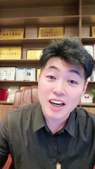 一个“夏雨荷”翻车,揭开了整个旧文化产业的底裤 “乾隆哥哥”夏雨荷刷屏,你以为只是文旅宣传翻车?不,这是一整代文化“旧神”被时代宣判的丧钟。
他们拿着审批权、播出权、明星资源,却拍不出一个让年轻人点赞的东西。为什么?因为他们骨子里跪着西方、迷恋皇权、脱离群众。他们定义的美是欧式双眼皮、罗马柱、苦大仇深。而年轻人热爱国潮、汉服、孙悟空——审美权的真空,已经裂开了。
本期内容,拆解旧文化产业溃败的四个病灶,以及留给你的四大“定义权”真空——
🔪 旧神为什么该死?
▪️ 精神买办:用西方审美套中国故事,拍出“皇帝嫖完就走”的权力幻想。
▪️ 资源垄断者:靠牌照、平台、人情世故吃饭,不是靠本事。互联网一来,裸泳者现形。
▪️ 数字难民:不懂AI、不懂算法、不懂弹幕,却还在会议室里教年轻人“什么是对的”。
▪️ 人才断档:最聪明的年轻人宁愿学AI生成电影,也不考电影学院。
💡 四大权力真空,正在等你填补
1️⃣ 审美权:从“罗马柱土豪风”到“国潮汉服极简系”——谁来定义什么是高级?
2️⃣ 叙事权:从“红灯笼苦大仇深”到“黑神话悟空征服世界”——谁来定义中国故事?
3️⃣ 价值观定义权:从“婆媳大战、霸道总裁”到“平视、独立、有力量的男女形象”——谁来定义健康的关系?
4️⃣ 产业解释权:当AI能生成电影,算法决定生死——谁懂技术,谁就握住了下一个时代的门票。
最后一句:
文化产业不需要重资产,只需要你比旧神更懂这个时代。你的观众会用脚投票,提前解雇那些老家伙。不用等任何人批准,你就是自己命运的审批者。