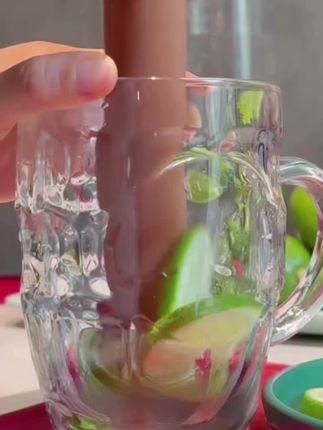 夏日炎炎,下班到家。,整上一杯自制冰柠茶消除一天的疲惫~,#真材实料才能做出好味道 #强烈推荐 #柠檬