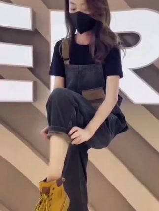 #穿搭 时尚百搭显瘦气质减龄百搭遮肉背带裤#😘小十月 #减龄穿搭 #显瘦穿搭 #上热门
