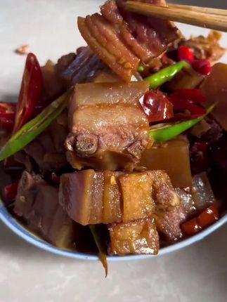 老乡们,你们有多久没吃老家的咸小猪肉了!夏天没胃口吃饭,这样的小猪肉炒干黄豆你们可喜欢吃#地方特色美食#美味下饭菜