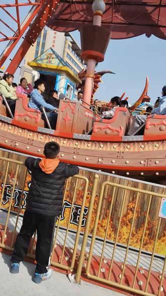 这个小孩自己坐海盗船 竟然一点也不害怕!牛啊