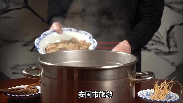 安国市旅游,不可错过的景区和美食 必游景区:在药香中穿越古今
安国的魅力,在于它将深厚的中医药历史与现代化的互动体验完美结合,让你能看、能闻、能动手,全方位感受“药都”文化。
药王庙:千年药都的灵魂起点
作为安国旅游的“定海神针”,这座全国重点文物保护单位是必访之地。它始建于北宋,供奉着东汉名医邳彤。走进红墙青瓦的院落,你能看到清朝大学士刘墉题写的匾额和高达24米的铁铸旗杆。这里香火绵延,尤其是药王诞辰日,场面尤为盛大,瞬间将你拉入千年药都的历史长卷中。
祁州上康谷:沉浸式的新潮体验
如果想感受最“潮”的中医药文化,一定要去祁州上康谷。这片仿古建筑群按照5A级景区标准打造,集博物馆、医馆、药膳和手作体验于一体。你可以:
逛博物馆:在安国·同仁堂博物馆,听百年药罐讲述安国与北京同仁堂绵延一个多世纪的商业情缘。
看中医:在萱晟堂等中医馆,体验老中医搭脉问诊,或尝试一次艾灸、推拿等传统理疗。
做手工:在传承创新基地,亲手搓制一颗山楂丸,制作一个药用香囊,把独一无二的体验带回家。
中药都药博园:徜徉在百草花海