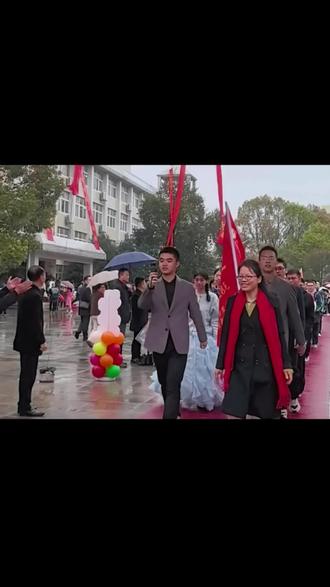 写给女儿成人礼的一封信
亲爱的女儿:你好!何其有幸,今生相遇,感谢你做我的女儿!不知不觉今年你18岁了,已步入成年!十八而至,未来可期!妈妈知道学习很累很辛苦,妈妈也经常唠叨说教,希望你能明白妈妈所说的都是为你好!其实人生就是一本书,封面是父母给的,内容自己填写,厚度自己决定,精彩程度自己去创造!人生最好的贵人其实就是拼命努力的自己!
女儿,妈妈想告诉你,学习不是唯一出路,但它是通往成功的最佳捷径!如果吃不了学习的苦,就要吃生活的苦,现在的苦是暂时的,不经历风雨怎么能见彩虹?女儿,我希望你在以后的日子里自信满满,正确认识自己的学习状况,有个明确的定位做好规划,自己强在哪里,弱在哪里,强科怎么去巩固,弱科怎么去强化,再就是考试不管结果如何,都要以平常坦然心面对!努力过,付出过,最起码以后无怨无悔!
女儿,妈妈想告诉你,人生没有等来的辉煌,只有拼来的精彩!越接近成功,道路越艰险!能力是有限的,努力是无限的,请相信未来一定是美好的!别指望谁能为你撑起一片天,这一生只能靠自己,少点依赖多点自律,你会更强大更有尊严!人生没有白走的路,步步是成长!
还有一点特别重要,就是不管什么时候都不要因为任何人任何事伤害自己的身体,没有什么比生命更重要,爸妈始终在你身后!#18岁成人礼
加油,我的女儿!不管你走多远飞多高,家永远是你的港湾,爸妈永远是你的后盾! 眼里有光心中有爱,脚下才有路!现在有多努力未来就有多幸运!愿你踏实走好每一步,活成自己喜欢的模样!感谢你来到我们身边,有你做我们的女儿真好!#成年礼#加油女孩未来可期