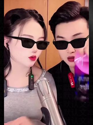 姐妹们,你们用过这种面膜吗?就是那种特别滋润皮肤还能抗皱的!我最近发现了一个超厉害的宝贝,不仅能补水保湿,还能有效对抗皱纹,简直太棒了!它里面含有丰富的玻色因成分,可以让你的脸变得紧致又光滑,想要改善脸部松弛的朋友们一定要试试哦!#杰少#贵阳二小姐 #面膜推荐 #面膜推荐排行榜前十名 #面膜推荐