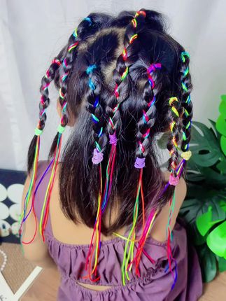 用炫酷彩绳给女儿编一个可爱又漂亮的高马尾发饰,让女儿平常去学校或参加社区各种演出活动都可以这样编,彩色或渐变色多种款式可选,开开心心的去上学或漂漂亮亮的去参加演出,各种动作都不容易散。 #彩绳编发 #生女儿就是用来打扮的#编发最美编发 #头饰搭配