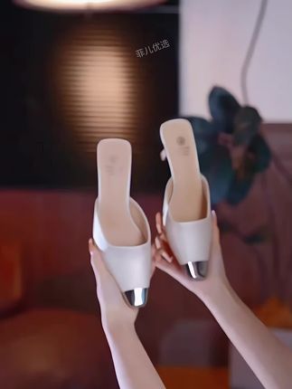这双包头拖真的太好看了,它是那种简约大气的设计,而且特别百搭,无论是配裙子还是裤子都很好看,上脚很舒服,穿着它走一天都不会觉得累。我平时出门逛街或者上班都会穿它,真的是我的最爱!它的款式非常时尚,#优雅气质 #夏季凉鞋 #百搭鞋子 #高跟鞋款式不累脚 #哎呦喂你鞋真好看