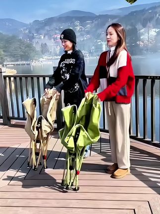 出门游玩时总为没地方坐犯愁?那这款户外折叠椅可得试试!  它折叠后特别小巧,能轻松塞进背包,重量也轻,带出门完全不费劲;展开后转瞬就成了张舒服的椅子,不管是坐下来歇脚,还是边吃美食边歇着,都自在又惬意。况且它承重不错,用料也扎实耐折腾,有了它,户外玩的时候再也不用愁累了没地儿坐啦。#月亮椅 #折叠椅#折叠床  #网红午睡折叠床#户外桌椅