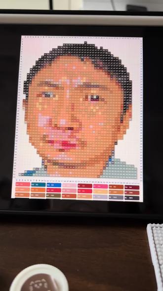 沈腾老师,你也太难拼了?对不起我无法拥有你了~ 本来想拼个沈腾老师带去看飞驰人生,结果太难了,拼豆看的我脑壳疼!#拼豆图纸#我在抖音玩拼豆 #没有大疆我自己拼一个#拼豆人摆烂实录 #我染上了拼豆