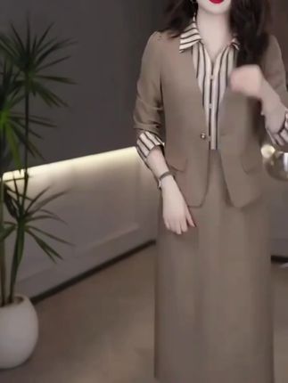 高档精纺面料时尚连衣裙两件套2025秋季新款显瘦洋气轻奢减龄套装 #高档精纺面料时尚连衣裙两件套#气质女神穿搭 #高端大气 #引领时尚潮流 #穿出自信穿出美丽