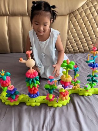 发现一套超好玩的百变花园积木,宝宝自己动手搭建自己的小花园,可以开发宝宝想象力,培养专注力和动手能力,#专注力培养 #儿童玩具 #插花积木