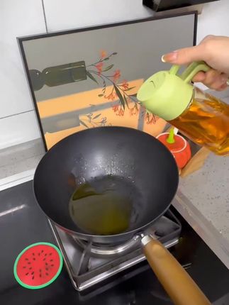 很好用的二合一的#喷油壶, 这个设计很棒,不论喷油还是倒油都不会卡~ 倒油很方便,不沾不挂,还能装其他调味料,真是厨房好帮手#喷油壶推荐#二合一喷油壶#油壶#厨房好物