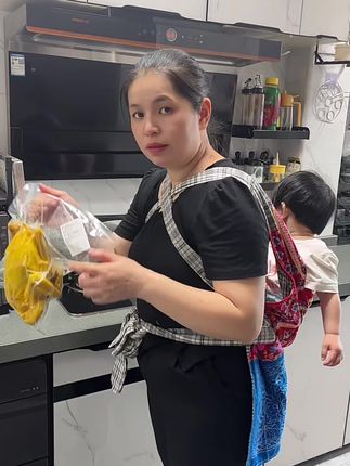 这个脆皮老鸡真的太好吃了,它是一道传统的客家美食,选用的是生态散养土鸡,纯正的粤北口味,吃起,来咸香入味,皮脆肉滑,非常好吃 #盐焗鸡#