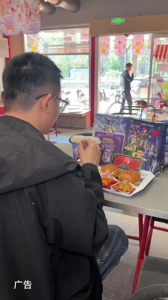 32.9元双人餐送吧唧+仿唱片亚克力!华莱士你是懂治愈系联名的#华莱士时光代理人联名#华莱士是汉堡届的谷子店#麻力全开香骨鸡#华莱士新品#时光代理人