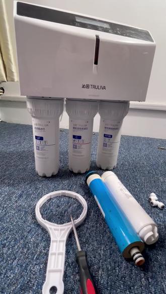 沁园净水器滤芯安装+复位保姆级教程|手残党零失败! 谁懂啊!以前给沁园换滤芯总叫师傅,一次上门就大几十💰
直到自己试着操作才发现,原来沁园滤芯安装+复位全程10分钟搞定,女生也能轻松拿捏!
整理了超详细步骤,看完直接冲!