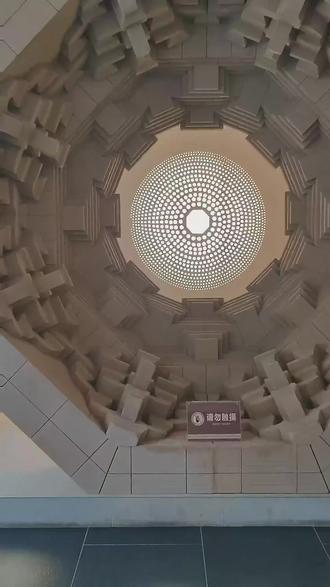 古墓博物馆-金代砖室墓 这个漂亮藻井的原型,就在这个墓室顶部。这是一座平面呈八角形的仿木结构砖雕墓。墓室中八根转角柱,柱头上各砌一朵斗栱。斗栱以上为墓顶,墓顶用小砖雕砌成向内凸起的形状,使墓顶像一朵巨大而错层盛开的花朵,每一瓣花瓣有三块方砖组成,由小到大逐层向上延伸。而古墓博物馆文化展门口的此岸,彼岸模型就是以它为原型。南壁开墓门,其余七面均为砖雕格子门,每面两扇,雕花各异。格眼部位有柿蒂纹,像柿子的叶子一样,或许你可能认为这个纹路代表事事顺意,但是柿子的叶子在干涸之后还和柿子牢牢固定在一起,所以也有坚固的意思,或许也可以象征感情坚固,那么你认为呢?亚字纹,像繁体的亚字一样、万字纹和龟背纹,六边形像龟壳寓意长寿,腰花板部位皆雕牡丹花,障水板上雕饰各种花卉,有牡丹、芍药、菊花、莲花四种。装饰在墓中的花卉图案,安慰死者、祈福生者。墓主人在花团锦簇中场面,也代表家庭是殷实富有的。那下一期给大家介绍一下北宋砖雕孝子图墓~白白~。
#洛阳古墓博物馆 #古墓博物馆 #洛阳古墓博物馆讲解 #讲解员 #值得一去的博物馆