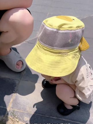 终于找到了一款适合小月龄宝宝戴的遮阳帽了!超大的帽檐可以全方位地遮挡阳光,面料是这种速干网眼的,宝宝戴着舒服又透气,后面还有个大披肩,不仅可以防晒,还可以当个小斗篷玩,真的太实用了!而且它还是一个宝宝级别的防晒帽,夏天带宝宝出门再也不怕晒了。
