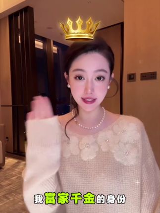 #时髦精look被我轻松拿捏 #强烈推荐 DALI PLUS“微笑圆领山羊绒”钉珠花朵落肩袖套衫针织-D5CK2138
