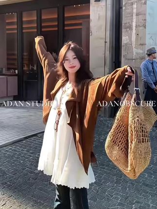 这个衣服穿到任何人面前、任何场合你都不会觉得突兀感,就是你可以日常逛街也可以在商务场合。