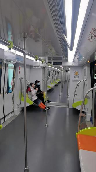地铁特地今天由6:00提前半小时临时改为5:30首发车,第一趟车是正宗的跑马专列,除了参加马拉松赛事的,没有人起这么早#合肥马拉松