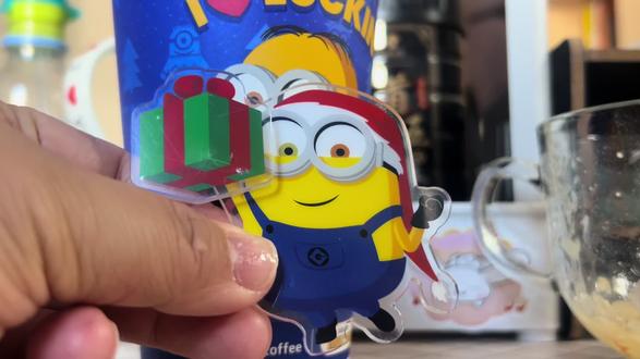 靠小姐妹拥有了本人IP地址的最后一个#瑞幸小黄人联名 手机支架。这也太可爱了吧