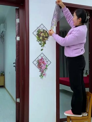 一套有四个贴纸,颜色鲜艳漂亮,自带背胶的,很容易贴上墙#鲜花 #墙贴 #装饰画 #自粘墙贴 #贴纸