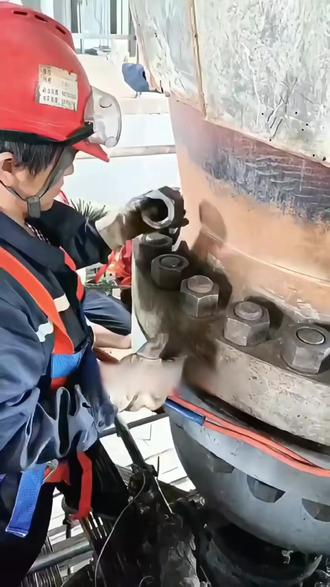 法兰螺栓紧固 沃顿液压扳手专注法兰螺栓精准紧固,驱动型配套筒适用开阔工况,中空型直套螺母适配狭小空间,按现场工况选型更稳妥 #液压扳手 #法兰检修 #工业工具