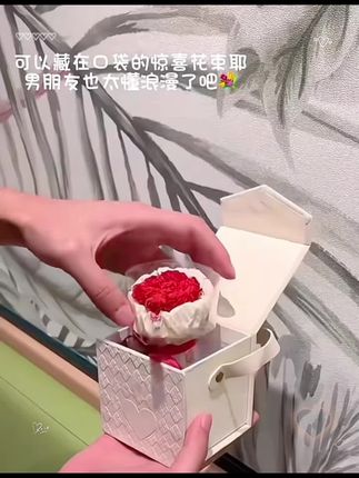 如果你还在为五二零送什么而发愁的话,那我推荐你送这朵永不凋零的玫瑰花束,因为再美丽的鲜花也会枯萎,但是爱要永恒。所以这朵玫瑰花束不仅好看,而且寓意着我们的爱情天长地久。它就像一个小小的宇宙,充满了浪漫和神秘,让人忍不住想靠近。快给你心爱的人安排吧!#礼物推荐 #仪式感不能少 #送男朋友礼物 #女友礼物