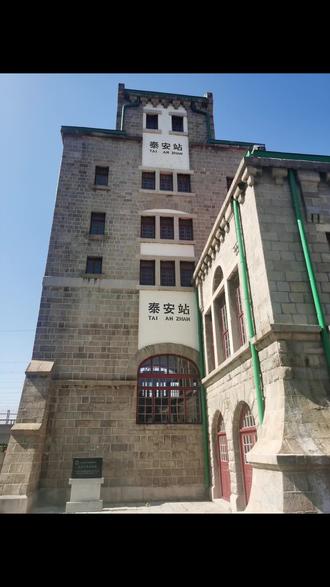 泰安火车站泰山站(现称泰安火车站站房)始建于清朝宣统元年(1909年)1月,1910年竣工,并于11月10日迎来首列火车。
泰安火车站站房(原称泰安府站)是津浦铁路北段的重要站点,它由德国人设计,采用德式建筑风格,主体为花岗岩砌筑,内部为木质地板结构,其钟楼为上下六层德式建筑,高约25米,票房为地上两层结构,是京浦铁路保存最早的西式站房之一,当年主要是为西方列强掠夺中国生产生活物资而服务。该站于1936年8月15日更名为泰安县站,1945年更为泰安站。
泰安火车站,见证了中国近代铁路发展史以及泰安城市变迁。新中国成立以后尤其是改革开放以来,来泰山的游客日益聚增,老火车站已无法满足人们诗与远方的出行需求,于80年代在老站的西端,建设了新的游客候车大楼,扩建了站前广场,并2000年5月1日,更名为泰山站,从此,泰安火车站站房也完成了它的历史使命。由此,老站房成为省级革命文物,己改为《津蒲铁路泰安博物馆》,2013年10月,被山东省人民政府命名为“山东省重点文物保护单位”。#历史古迹 #诉说记忆 #