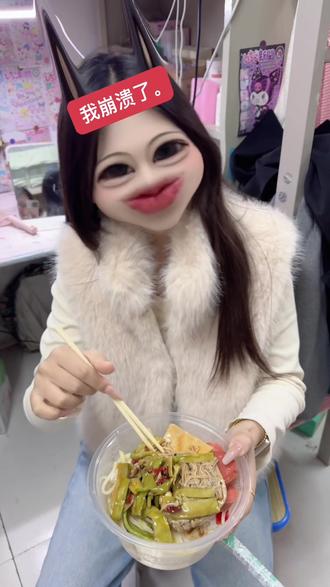 老婆来送饭了#大鹏小静 #翻拍 #吃播#踹老公一脚 #情人