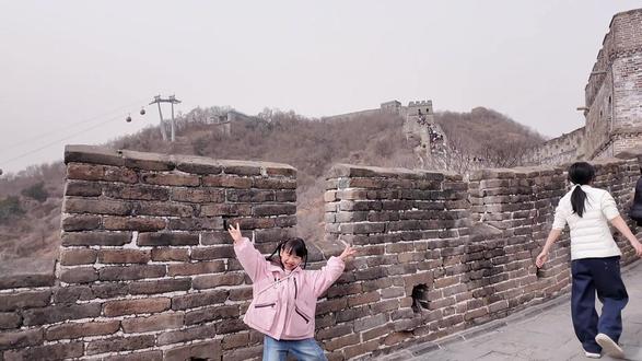 #慕田峪长城 一般出去玩我都不会当天剪视频,但今天不行,因为太特别了😂首先,12点去到长城已经人挤人了,检票口就排长龙,隔壁保安叔叔循环播放“购买长城礼遇,上下缆车不用等,不用等”“这里还要等大约1.5小时”看看这些人,再听听这把动人的声音,这个礼遇还是买吧🥹缆车上去的时候,天气还是很好,走走停停,拍拍照,突然就起风了,迎面而来的全是沙尘😫我在长城遇到了九级大风,传说中的沙尘暴也是体验了一把🫠🫠所以,幸好是买了礼遇,提前上到长城,赶在沙尘暴来之前,回到山脚。最后,长城的阶梯真是太高了,我现在大腿很疼😅好了,睡觉了