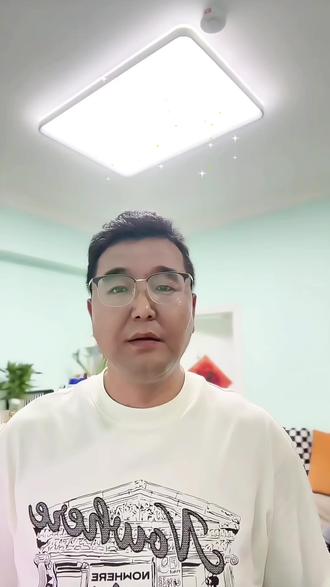 别划走!全红婵首个个人代言官宣!阔别国家队9个月,广告词直接剧透未来:她要回来了!
全网都在等的消息,终于来了!
18岁全红婵,阔别国家队整整9个月,首个个人代言正式官宣!
不是集体合作,是个人独立代言!
更炸的是,品牌那句文案,直接把她的未来安排说透了!
从去年5月世界杯后,她暂别赛场、养伤调整,缺席集训、淡出镜头,无数人担心:婵宝是不是要退役了?
这9个月,她扛着伤病、顶着成长压力,默默沉淀,
我们只看到她安静回家,却不知道她一直在为回归蓄力。
这次官宣,品牌给出的文案太戳心:“暂时的离开,是为了更耀眼的重逢;下一个赛场,期待王者归来。”
还有专属Slogan:全红婵,超净!懂的都懂,这不是随便写的——是和运动员本人深度沟通后,最明确的回归信号!
没有退役,没有告别,只有休整、蓄力、等待重登跳台!
从水花消失术到国民小骄傲,她从来不是昙花一现,而是厚积薄发。
暂别是为了更好的归来,沉寂是为了更亮的绽放。
你相信婵宝会重返国家队、再拿冠军吗?
评论区打:期待王者归来!
等她重回跳台那一天,我们一起为她刷屏!
#全红婵首个个人代言 #全红婵王者归来 #跳水婵宝回来了 #暂别是为了更好的重逢 #水花消失术@我要上热门 @推流涨粉 @DOU+小助手 @全红婵