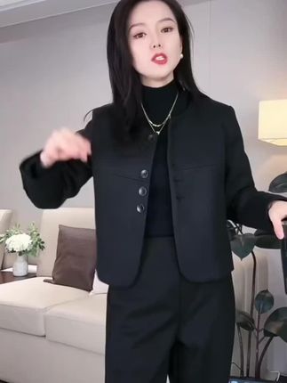 #【罗衣日记定制】时尚圆领毛呢西装外套女秋冬丝巾搭配时尚气质短款#穿出自信穿出美丽 #洋气减龄 #气质穿搭 #面料柔软舒适 @D0U十小助手