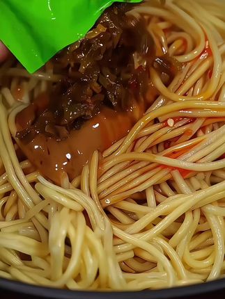 我们在家就能搞定的武汉热干面。独立包装还配好调料,,饿了来上一碗,裹满酱汁太香了!!#武汉热干面#懒人美食 #超好吃 10.18#美食推荐 #拌面