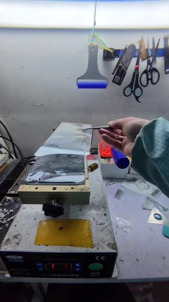 沉浸式体验荣耀400更换外屏#一张图片说明你的专业 #手机维修#手机外屏修复#手机使用技巧 #手机换电池