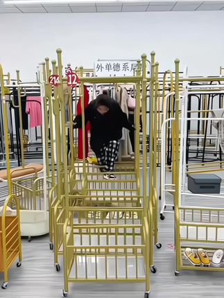 家里有个这款落地衣帽架,衣服包包都挂起来,家里干净整洁