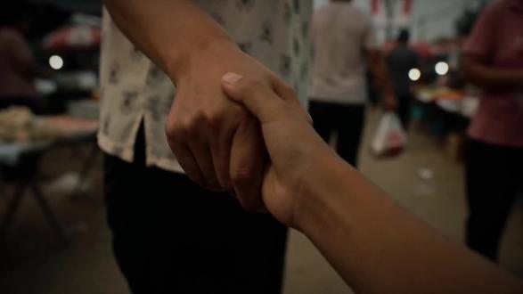 小时候随口的馋嘴心愿,妈妈都记在心里。长大后再多难处,我也从不跟她诉说。她舍不得享受生活,却把最好的偏爱,都给了我。#AI #内容由爱生成 #妈妈的爱 #生活 #母爱