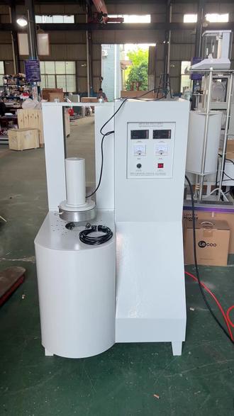 湘潭湘科ZRPY-Ⅲ高温立式膨胀仪,线性热膨胀系数测定仪 本仪器用于检测刚玉、玻璃、耐火材料、造型材料、陶瓷、釉料、石墨、碳素等无机材料、金属制品的热膨胀性能,为科研、教学提供必备的测试手段。可完成线性膨胀系数、体膨胀系数并描绘出相关变化曲线。可根据需求选择无荷或有荷检测。
仪器参考标准:GB/T3810.8-2016对陶瓷砖线性热膨胀的测定,GB/T16535-2008精细陶瓷线性热膨胀系数试验方法:顶杆法,GB/T16920-2015对玻璃平均线热膨胀系数的测定,GB/T3074.4-2016对石墨电极热膨胀系数的测定,GB/T 7320-2018《耐火制品热膨胀试验方法》。
二、主要技术参数
1、最高炉温:1000℃,1400℃,1600℃,1700℃等规格由客户任选。
2、升温速度:0-20度/分可调,微电脑程序控温。
3、自动计算补偿系数并自动补偿,也可人工修正。
4、连计算机自动记录、存储、打印数椐,打印温度-膨胀系数曲线。所有试验操作均计算机界面完成,操作方便易学并提供全套软件。
5、膨胀值测量范围:±1.5mm。
6、测量膨胀值分辨率:0.1um,自动校正量程。
7、试样范围:直径Ф(2-10)×长度H50mm,方形或圆形样品均可,或根据客户要求订做其它尺寸,如直径Ф(2-30)×长度H(50-100)mm、直径Ф(2-50)×长度H(50-100)mm等。
8、测试架可上下滑动方便试样装卸,立式结构消除了样品自身重力的影响,特别适用于大尺寸样品的检测.
9、电源电压:220V±10﹪,2KW。