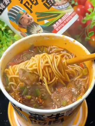 牛肉面,还是得吃大块牛肉的,太香了! #牛肉面 #牛肉泡面 #制作过程 #泡面