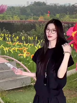 美式复古风运动套装来炸街啦!夏季专属的透气面料,出汗不闷超舒服~短袖+阔腿裤两件套,宽松版型藏肉显瘦,跑步健身或日常出街都能穿。复古配色时髦吸睛,轻松搭出慵懒运动风,今夏必备款,显瘦又#今日穿搭 #分享 #夏天 #穿搭 #黑色系穿搭