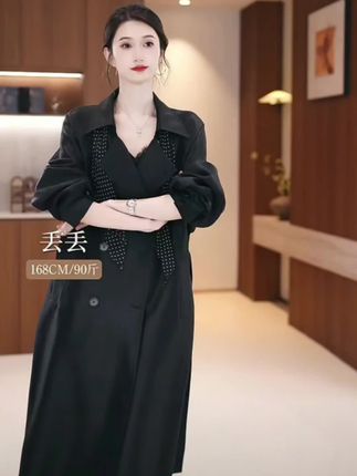 姐妹们,这件风衣真的太绝了,穿上它我就是韩剧女主,它的质感超级棒,而且版型很正,上身特别好看,秋天穿刚刚好,既不会太厚也不会太薄。#风衣外套中长款 #高级感穿搭 #早秋才是甜妹的主场 #秋冬穿搭新鲜感在线 #这个秋天被琥珀系治愈了