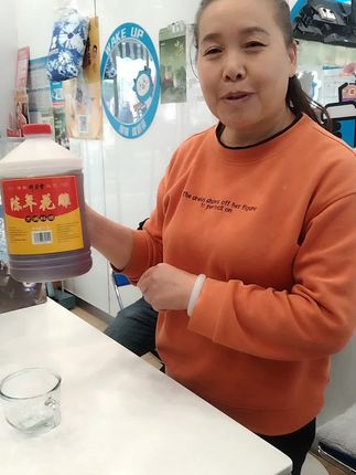 绍兴花雕酒来活动了! 它是宴席上的风雅,温酒佐蟹能激出鲜美的极致;是厨房中的妙笔,炖肉去腥更添醇厚底蕴;亦是国礼中的名片,在外交场合诉说东方酒文化的悠长 。这坛花雕里,装的不仅是“液体蛋糕”般的养分,更是江南的风土与千年的匠心。 #绍兴花雕酒 #抖音推广 #强烈推荐 #我要上热们 #好喝不贵经济实惠