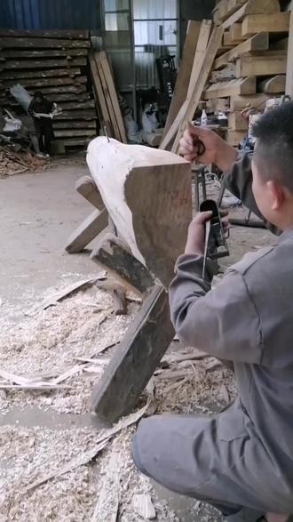 木材加工制作过程 能看出这个小伙有多少功力不?#真实生活分享计划 #寿材加工 #榫卯工艺结构 #木材加工 #非物质文化遗产