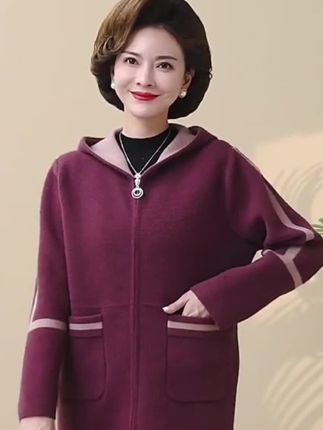 时尚妈妈连帽加绒加厚外套中老年秋冬女休闲短款针织大码毛衣开衫#秋冬穿搭 #休闲减龄 #面料柔软舒适 #价格实惠质量好 #@DOU+上热门